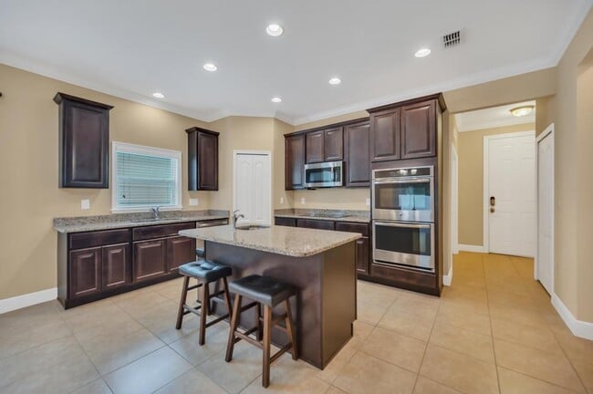 Building Photo - 5335 NW Wisk Fern Cir