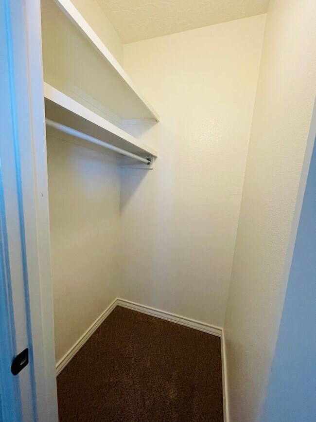 Building Photo - 4 Bedroom, 2 Bath -