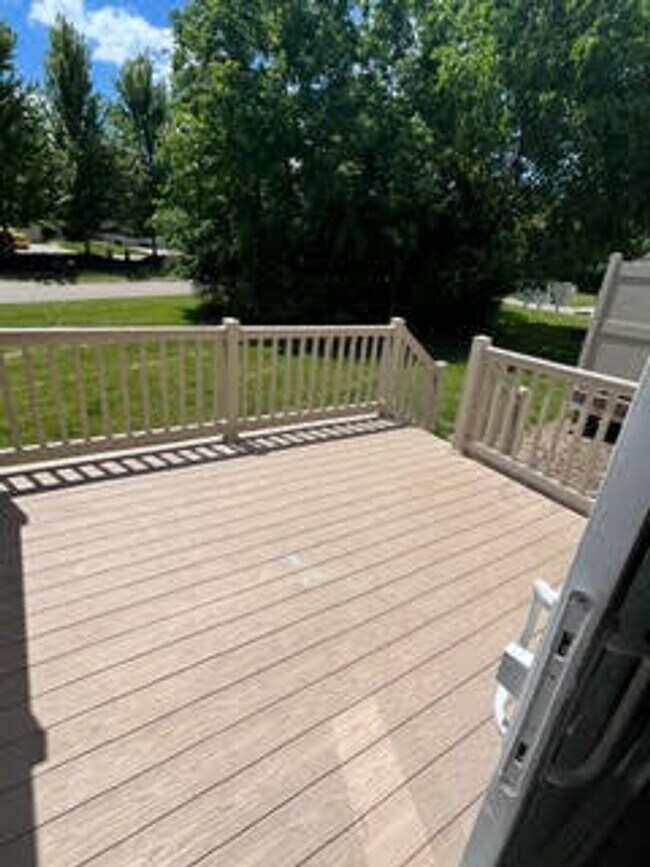 Building Photo - 585 Birch Hill Dr