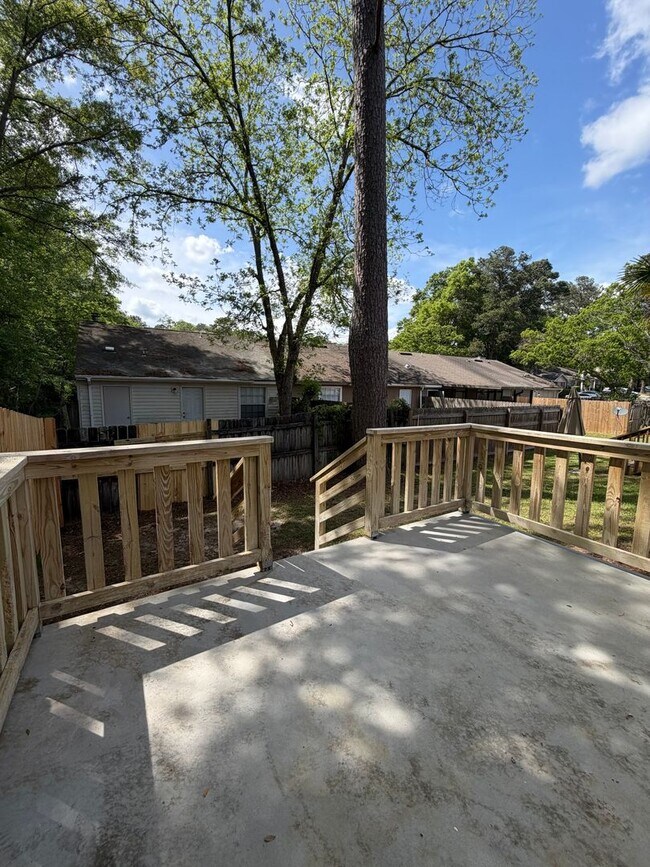 Building Photo - Gorgeous 2/2 newly renovated townhome available now!