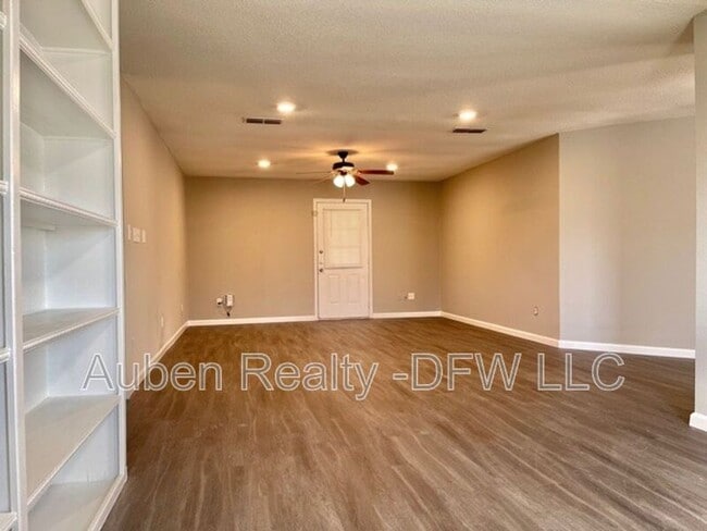 Building Photo - 206 Honey Bee Dr