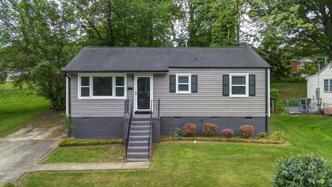 Building Photo - Home off Freeman Mill, Living Room Plus De...
