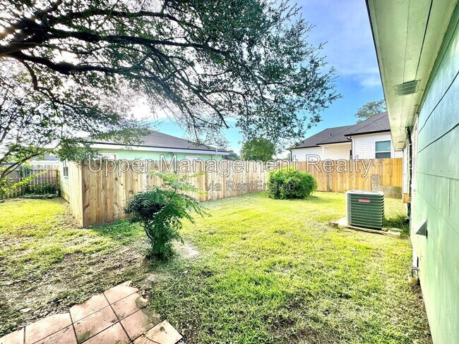 Building Photo - 638 Huntlee Dr