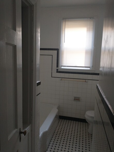 Full Bath #1 - 121 Mount Vernon Ave