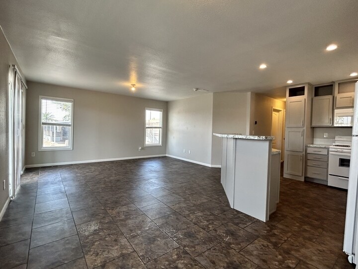 Building Photo - 4400 W Missouri Ave