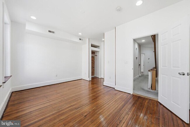 Building Photo - 1116 Monroe St NW