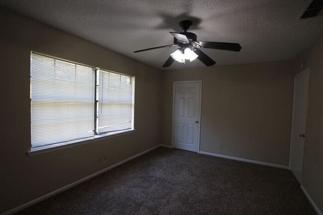 Building Photo - Available Now! 3 bedroom 2.5 bath townhome...