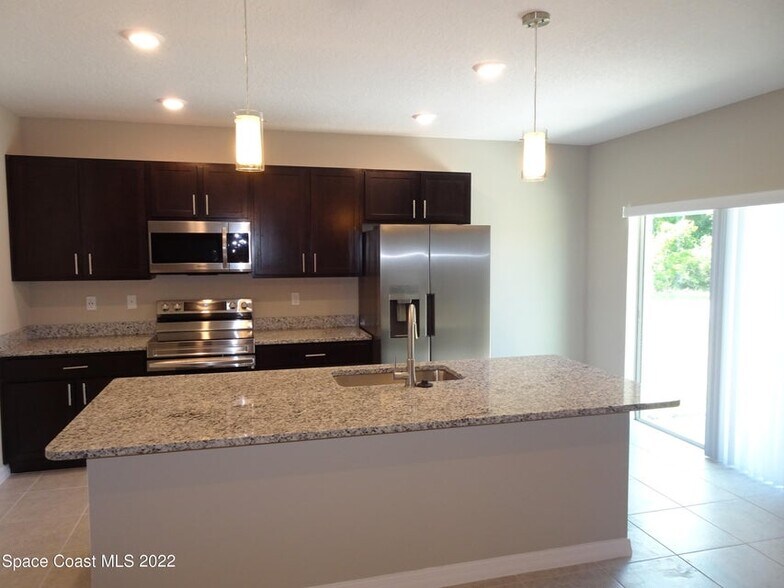 Kitchen - 701 Avalon St SE