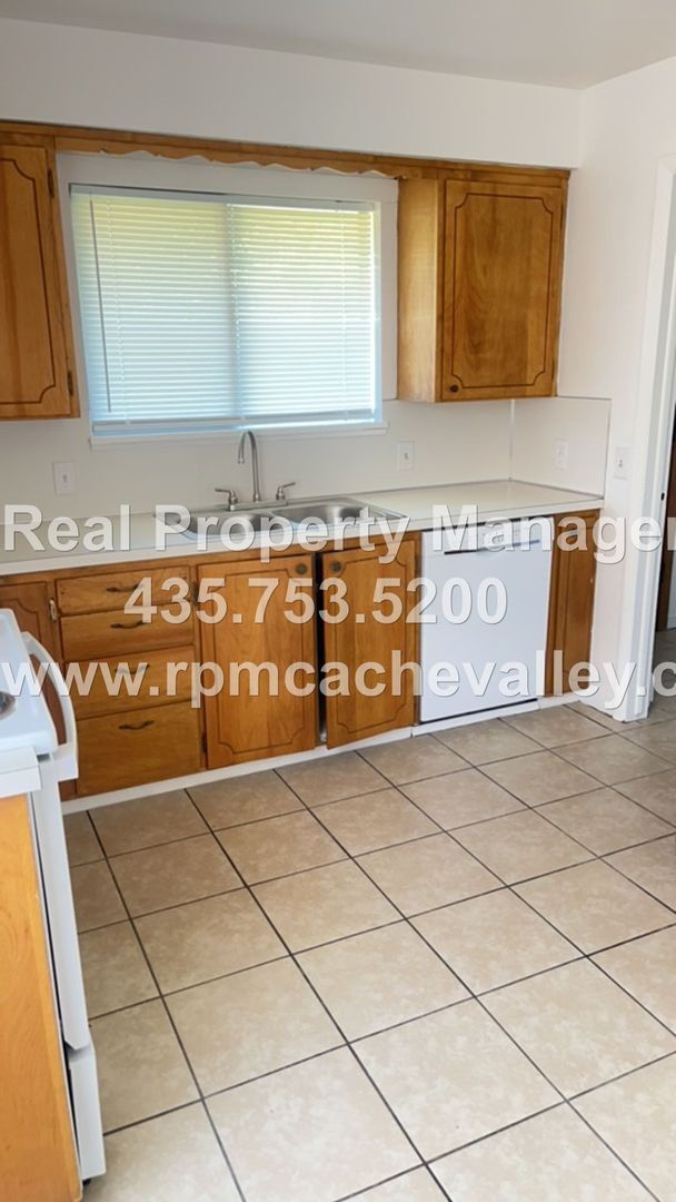 Building Photo - 420 1/2 N 200 W # 1-4