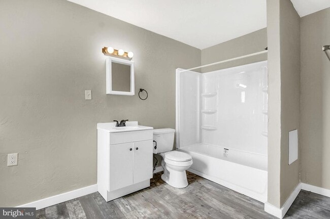 Building Photo - 3 Bedroom Home with High Ceilings & Natural Light!