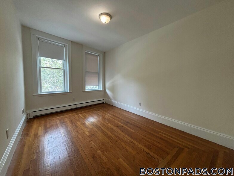Building Photo - 1539 Beacon St
