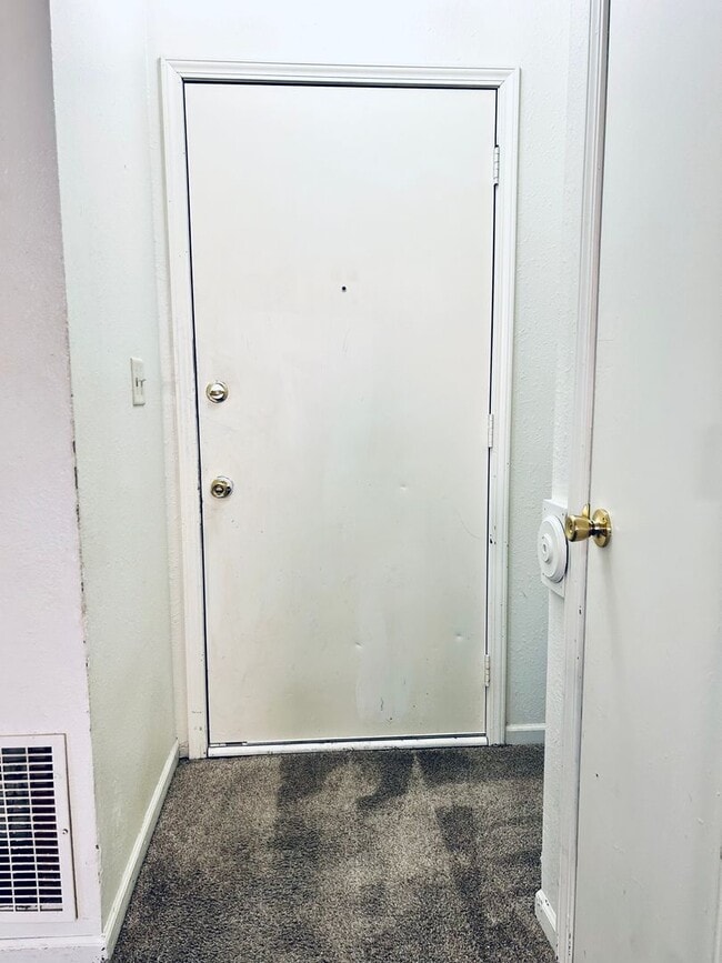 Building Photo - Spacious Two Bedroom Home