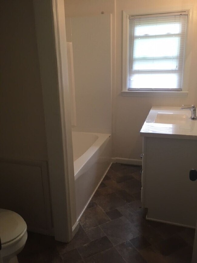 Building Photo - Single Family 3 BR, 2 Bath Rental House in...