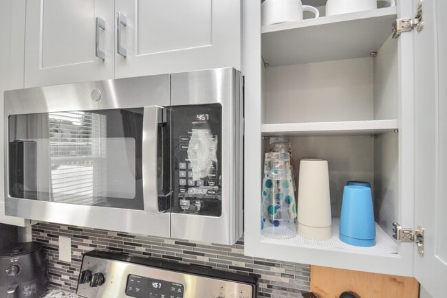 Building Photo - 7823 Gladstone St