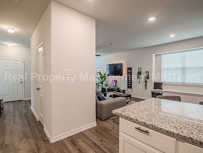 Building Photo - 5632 Shore Point Trl