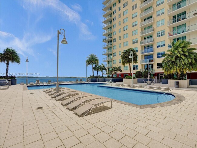 Building Photo - 1155 Brickell Bay Dr