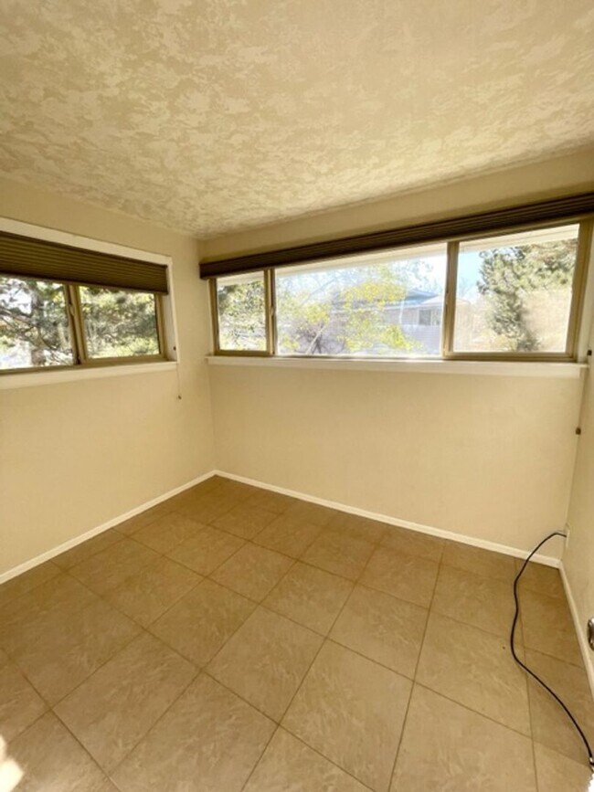 Building Photo - Water/Sewer/Garbage and landscaping included! A/C too!