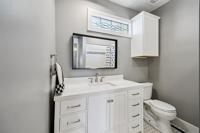 Building Photo - 704 Williams St