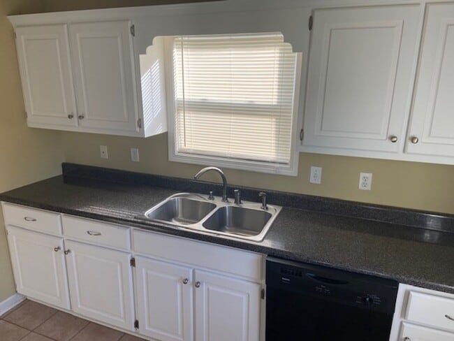 Building Photo - 3 Bed/2 Bath