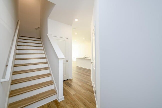 Building Photo - 2482 Van Fleet Cir