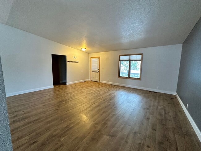 Building Photo - Lovely 3 Bedroom 2 Bath home in great location