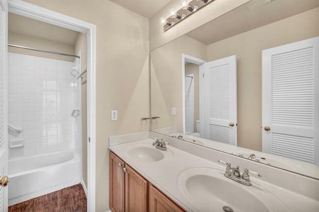 Building Photo - 6806 Thistle Hill Way