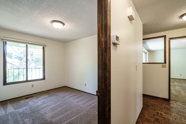 Building Photo - GREAT LOCATION!!! Single Level 3 bedroom 2...