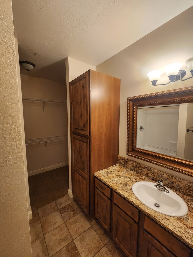 master bathroom walk in closet - 4100 Mullan Rd