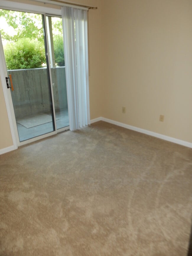 Building Photo - Charming 2 bed/ 2 bath condominium located in Gunbarrel's Hunter Creek. Next to beautiful park!