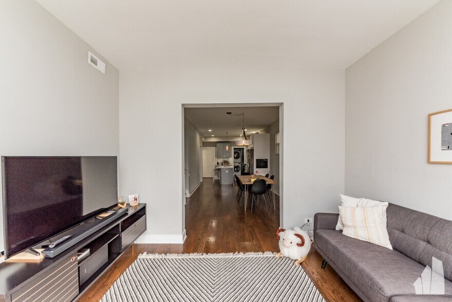 Building Photo - 3570 W Dickens Ave