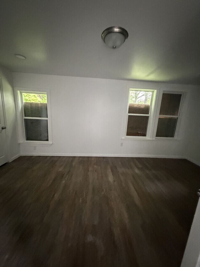 Building Photo - Spacious 4-Bedroom, 2-Bath House – Unfurnished