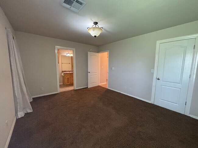 Building Photo - Awesome 3 bed/2bath/2 car Split floor plan in Southfork III!