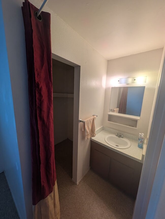 Building Photo - 4 Plex - 2 Bedroom Unit and 1 Bath for Rent.