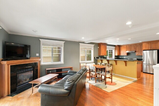 Building Photo - Gorgeous 3-Bed Capitol Hill Townhome with A/C, Garage & Partial Furnishings!- Available NOW FOR RENT