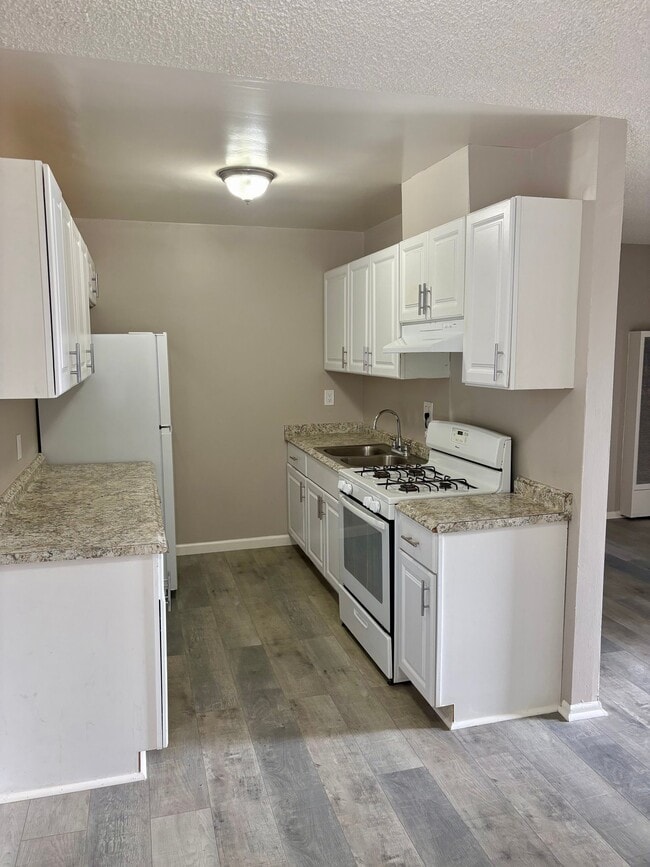 Building Photo - 409 N Los Robles Ave
