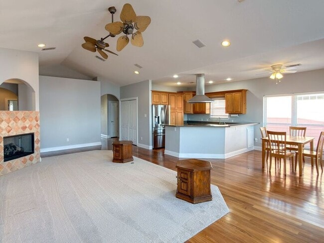 Building Photo - 2572 Gulf Breeze Ave