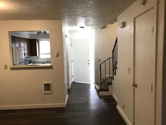 Building Photo - 2 bed 1.5 bath West Springfield Townhouse