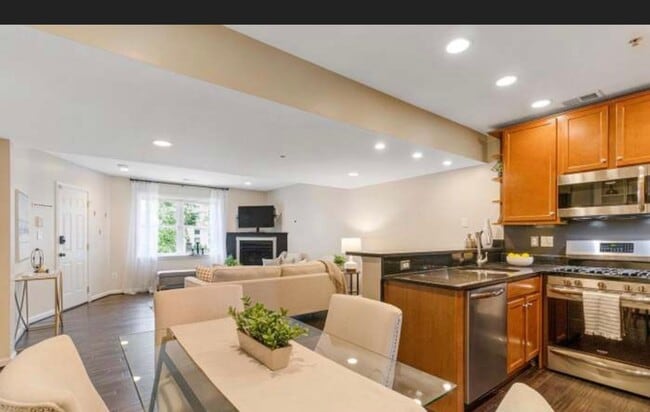 Building Photo - Bright, modern Capitol Hill 1 bed/1 bath condo with private outdoor space and secured parking