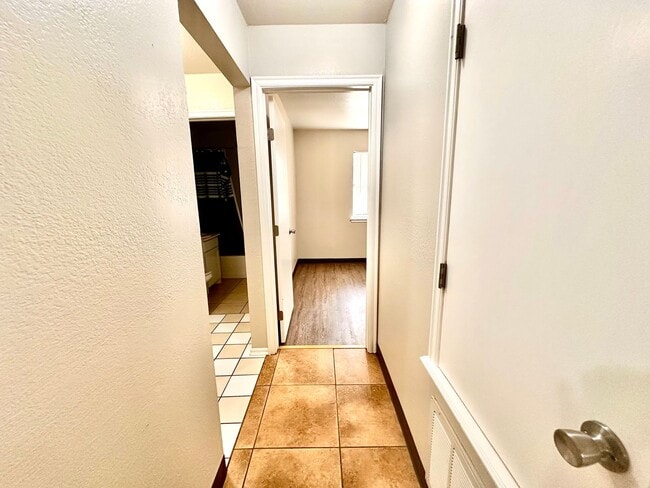 Building Photo - Cute 2-Bed Home with Hardwood Floors and G...