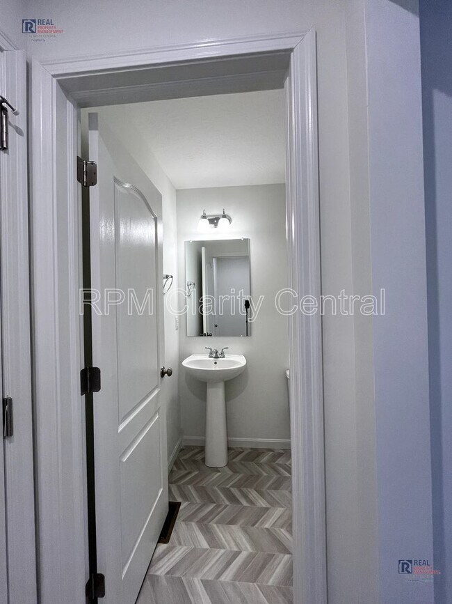 Building Photo - Beautiful home is ready for you!