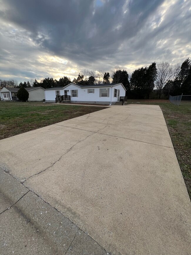 Building Photo - 1609 Walden Rd