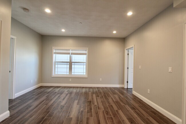 Building Photo - 9 Dehon St