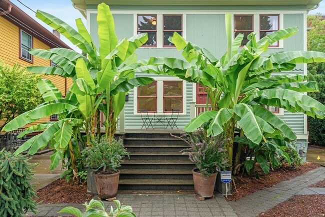 Building Photo - $300 off 1st month! Beautiful 2-bdrm/1-bat...