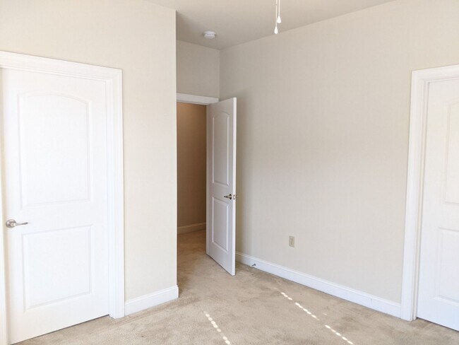 Building Photo - 3 Bedroom End Unit with Garage!