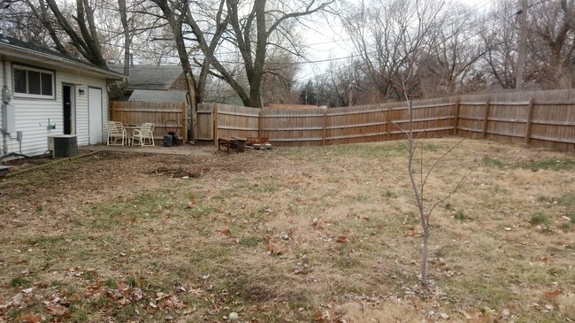 Building Photo - 3BR rancher with appliances and garage. Pr...
