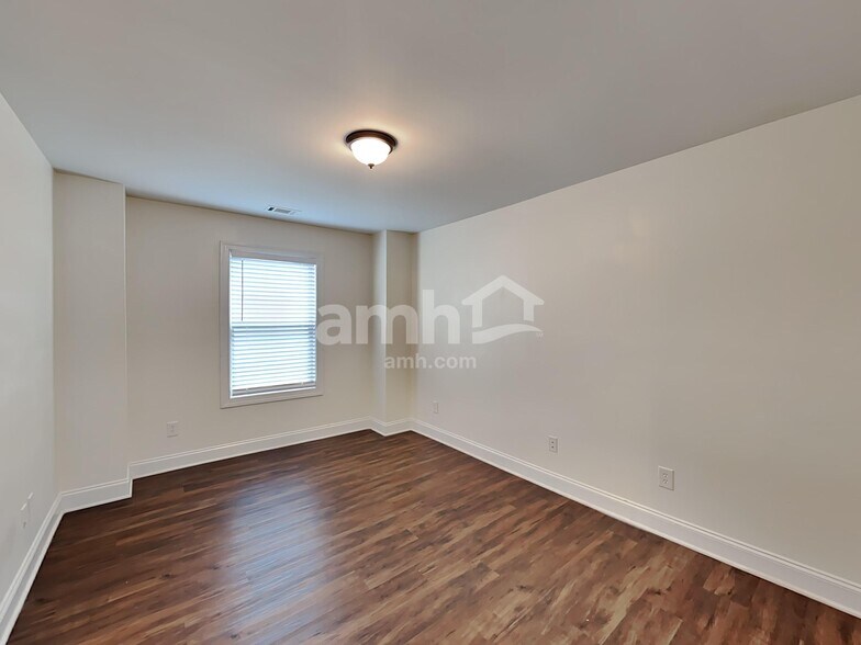 Building Photo - 263 Royal Cres Terrace