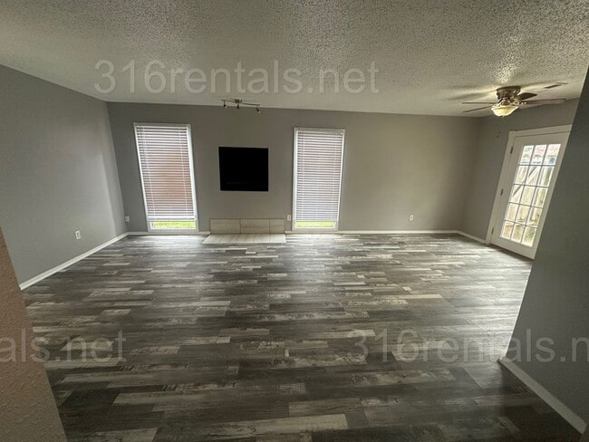 Building Photo - $895 - 2 bed 1 bath - Duplex