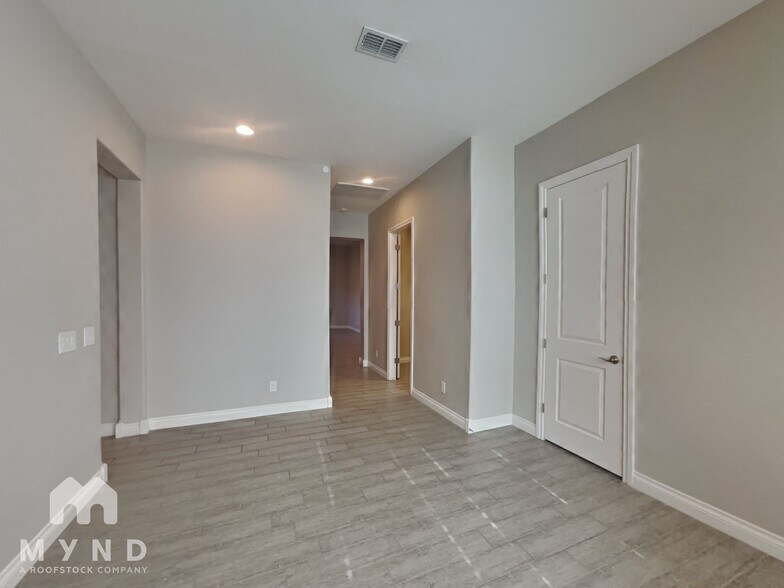 Building Photo - 3690 E Alfalfa Dr
