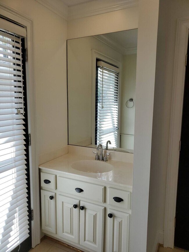 Building Photo - Spacious home in the Augusta Road Community - Lawn care included!