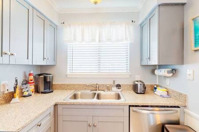 Building Photo - 924 W Beach Blvd